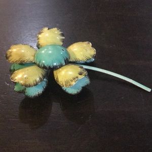 Adorbs 60’s vintage flower power pin!